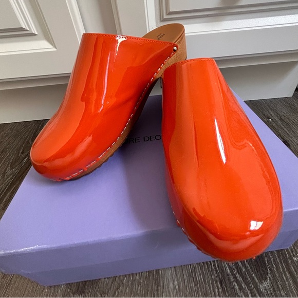 NWB FIGURE DECORATIVE ORANGE CLOGS/ITALY/PATENT LEATHER/39IT-8US/UNIQUE - Picture 2 of 16